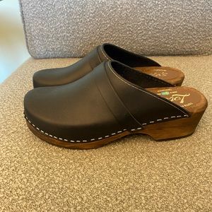 Lotta of Stockholm. New Classic black clogs with strap on brown base. Size 40